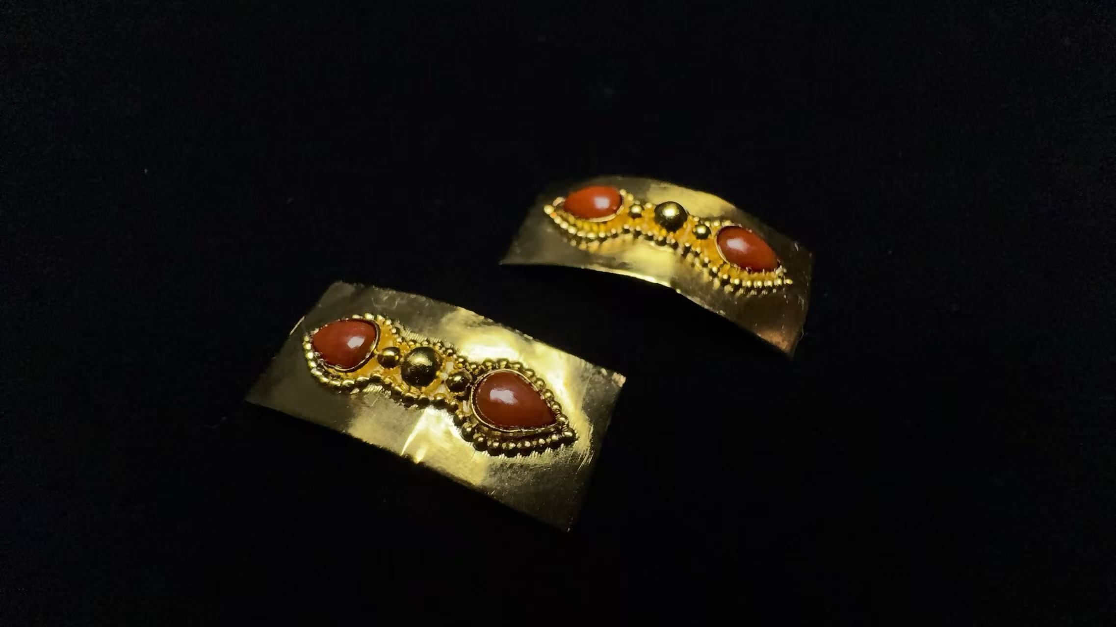 嵌战国红仿珊瑚饰金三代